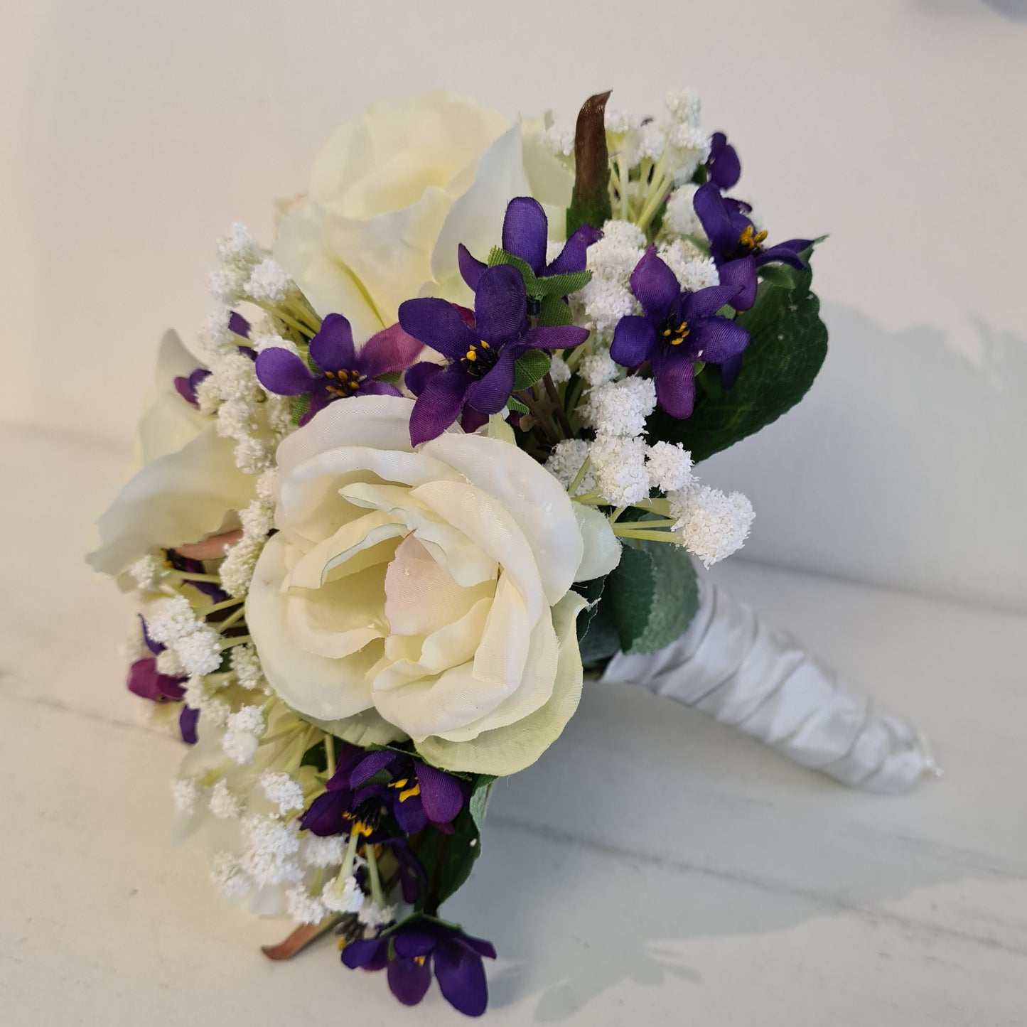 Brautstrauß weiße Rosen mit Veillchen