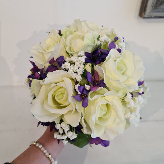 Brautstrauß weiße Rosen mit Veillchen