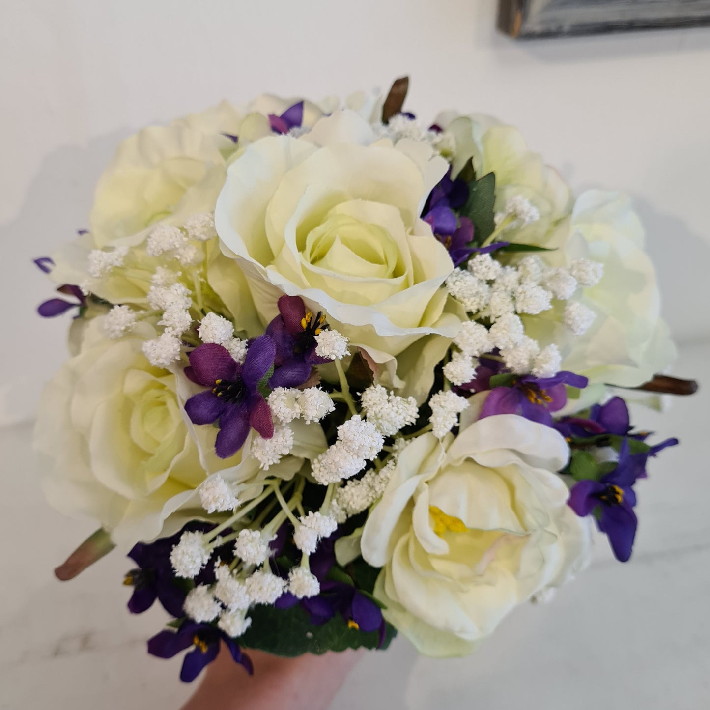 Brautstrauß weiße Rosen mit Veillchen