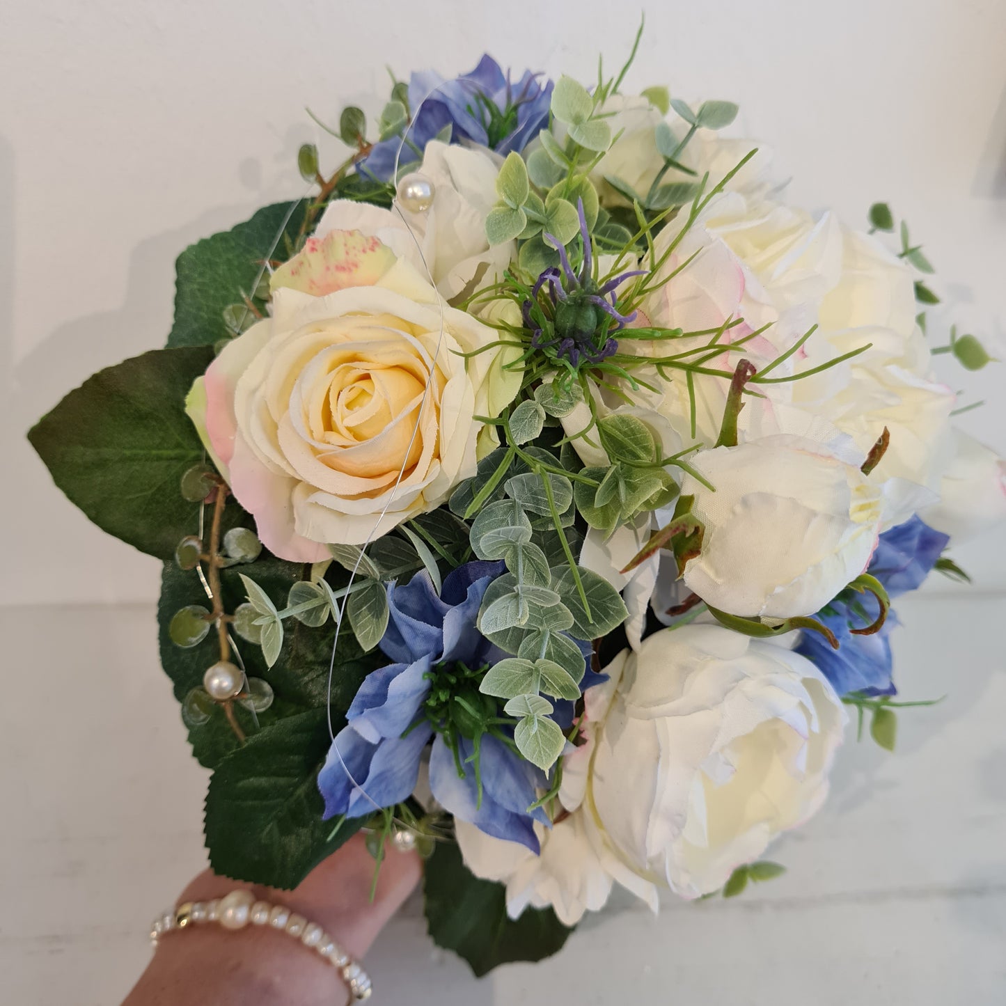 Brautstrauß mit weißer Rose & Nigella