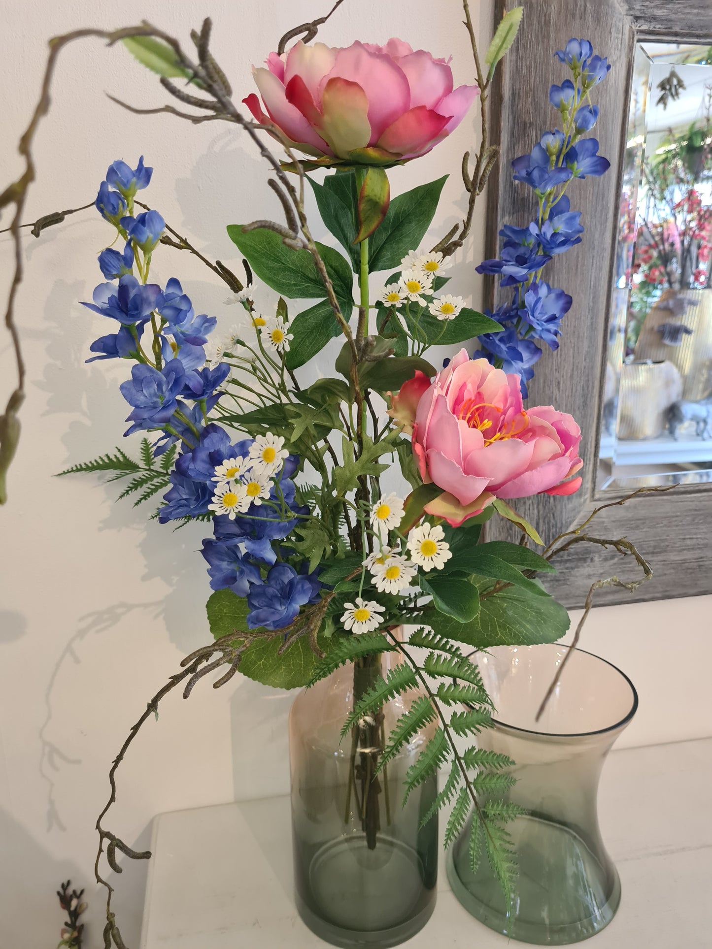 Blumenstrauß aus Pfingstrosen & Rittersporn
