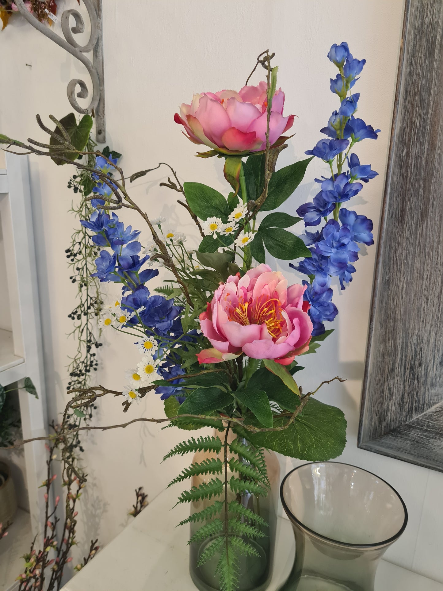 Blumenstrauß aus Pfingstrosen & Rittersporn