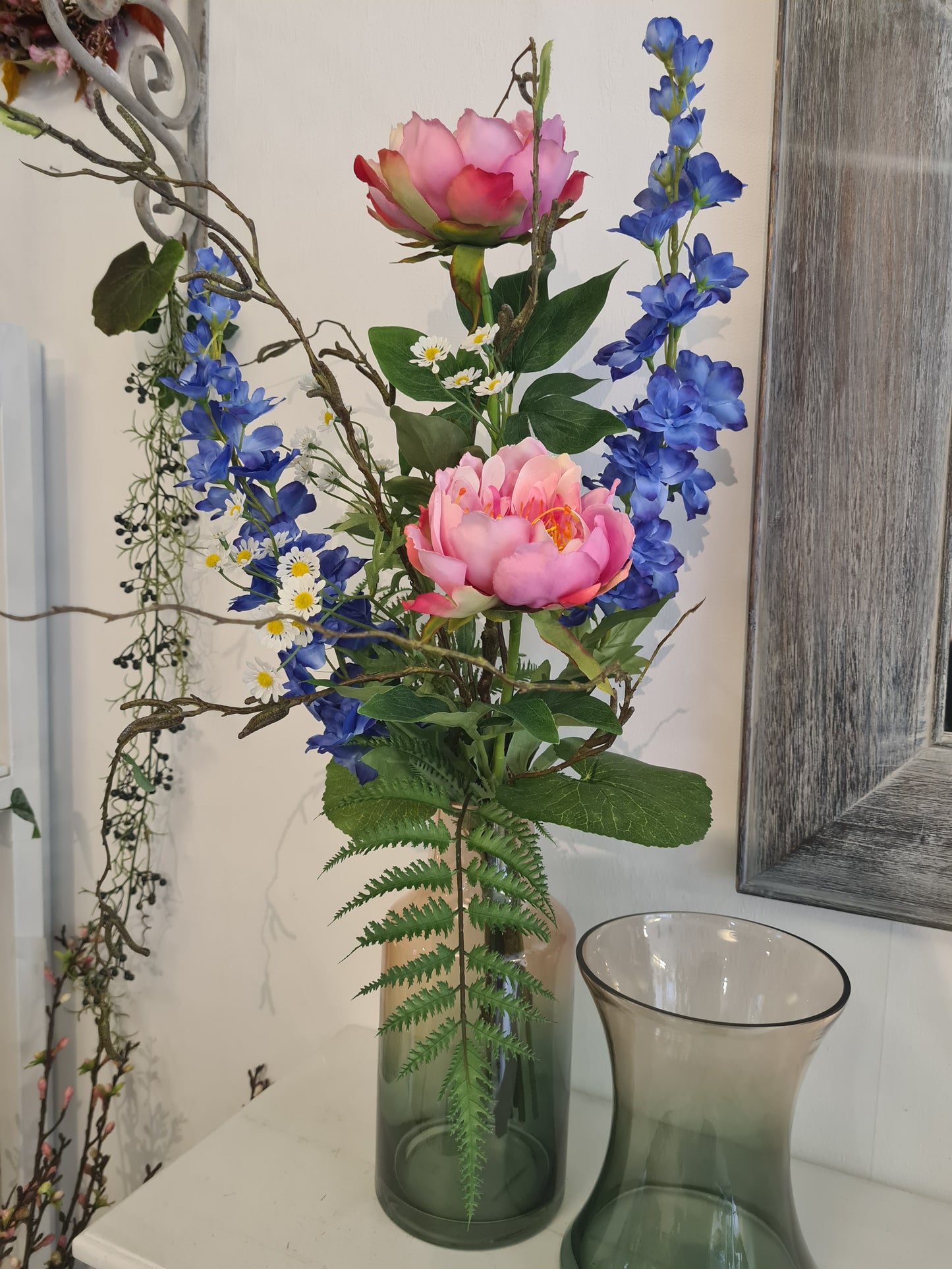 Blumenstrauß aus Pfingstrosen & Rittersporn