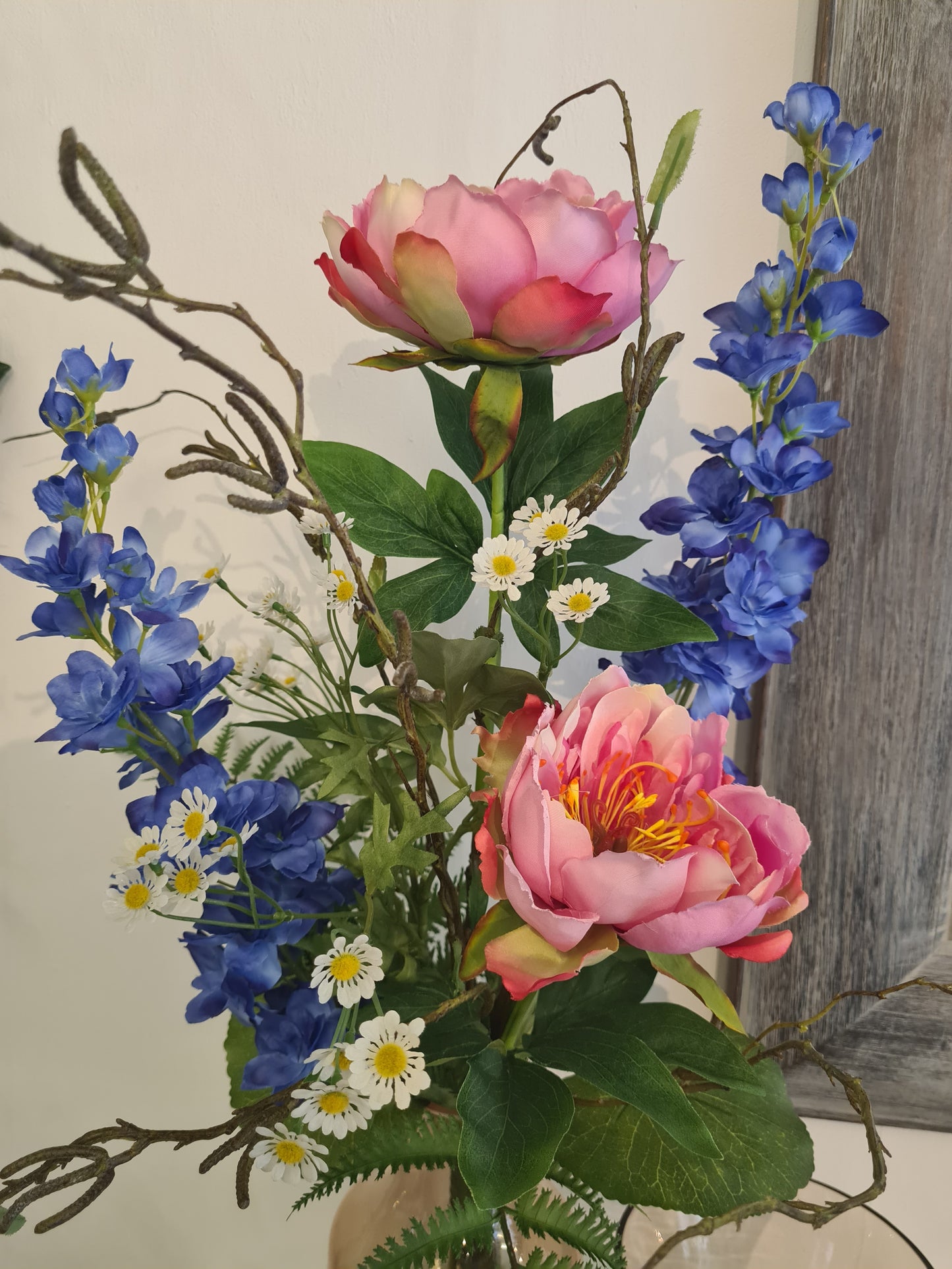 Blumenstrauß aus Pfingstrosen & Rittersporn