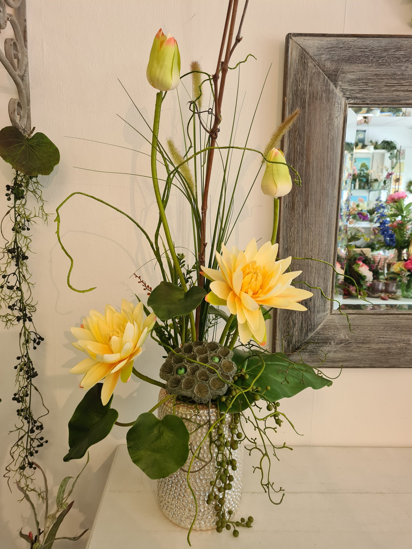 Gesteck Seerose in Perlmut Vase
