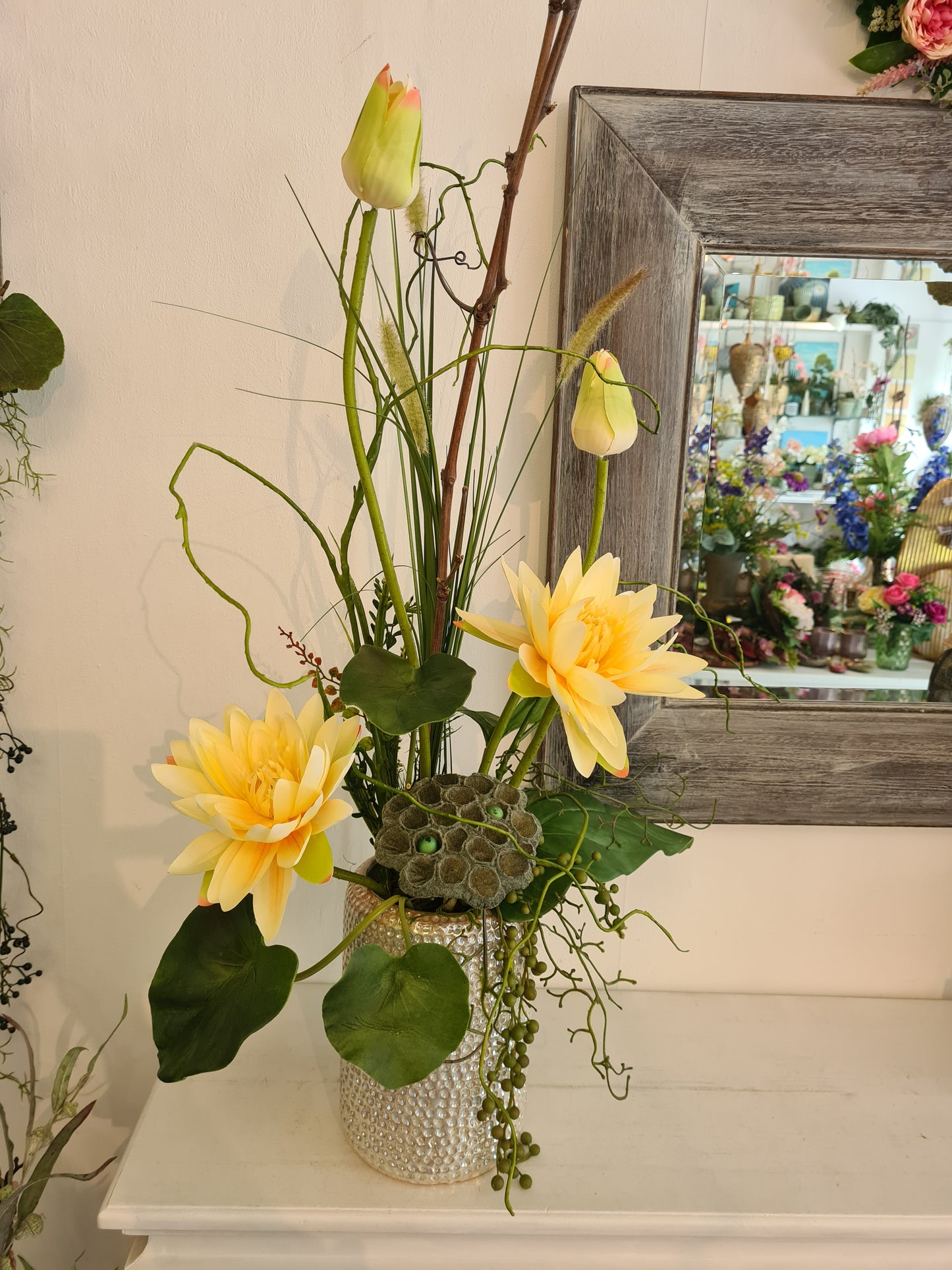 Gesteck Seerose in Perlmut Vase