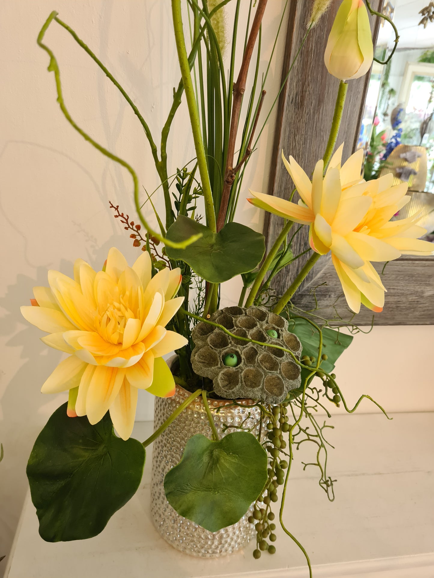 Gesteck Seerose in Perlmut Vase
