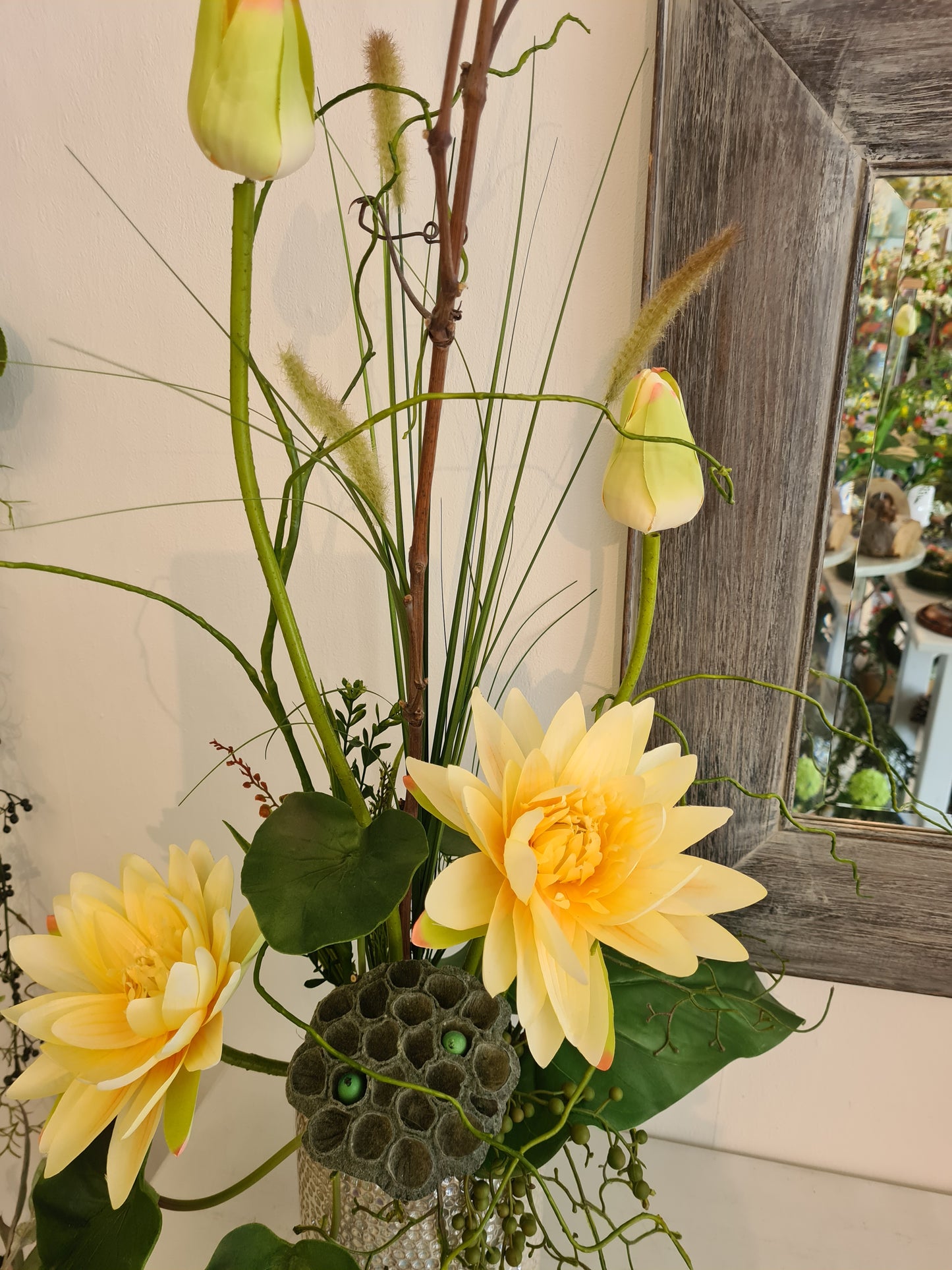 Gesteck Seerose in Perlmut Vase