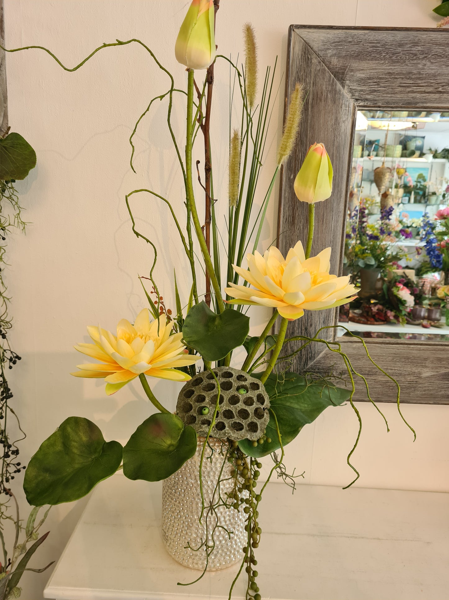 Gesteck Seerose in Perlmut Vase