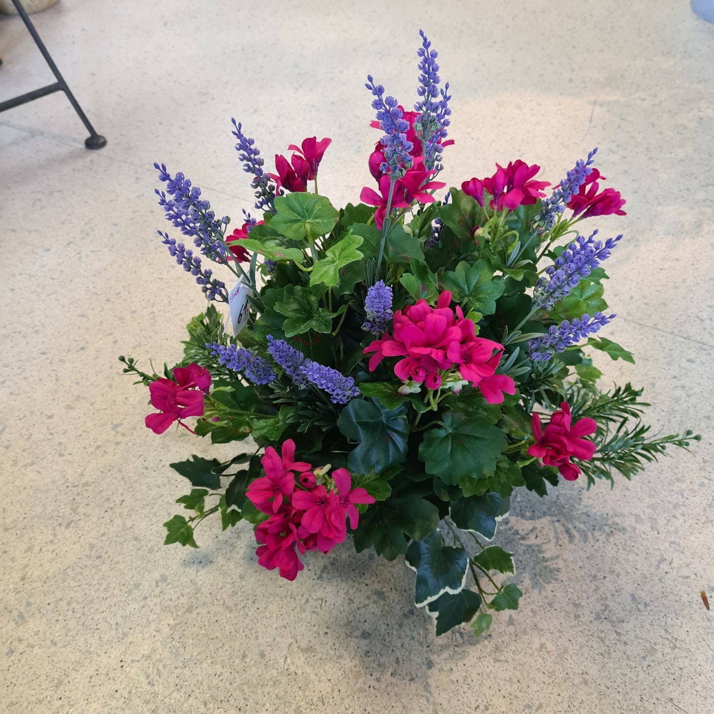 Gesteck mit Geranien & Lavendel in pink