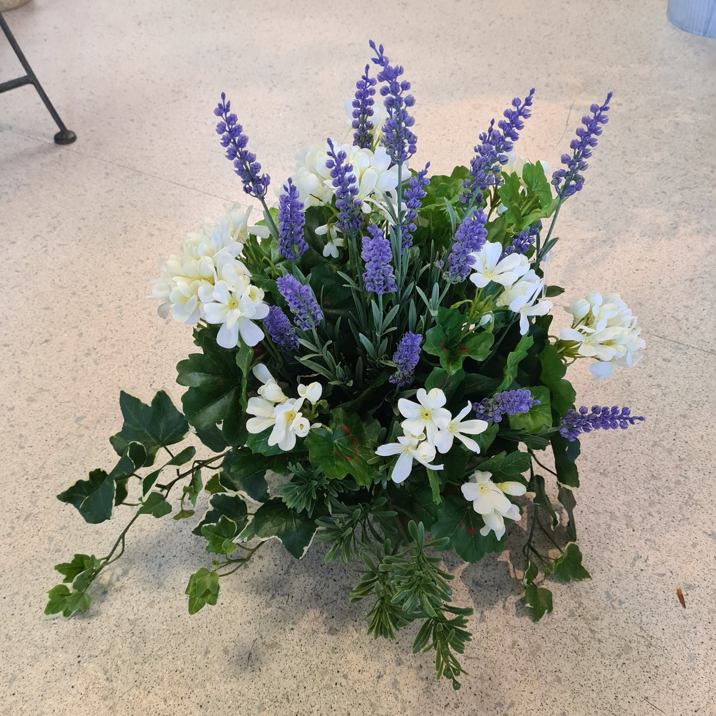 Gesteck mit Geranien & Lavendel in weiß