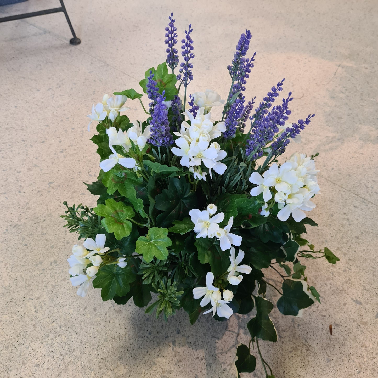 Gesteck mit Geranien & Lavendel in weiß