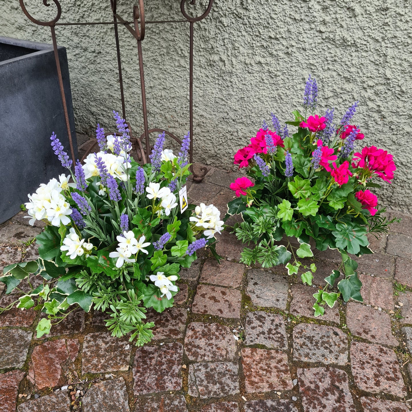 Gesteck mit Geranien & Lavendel in pink