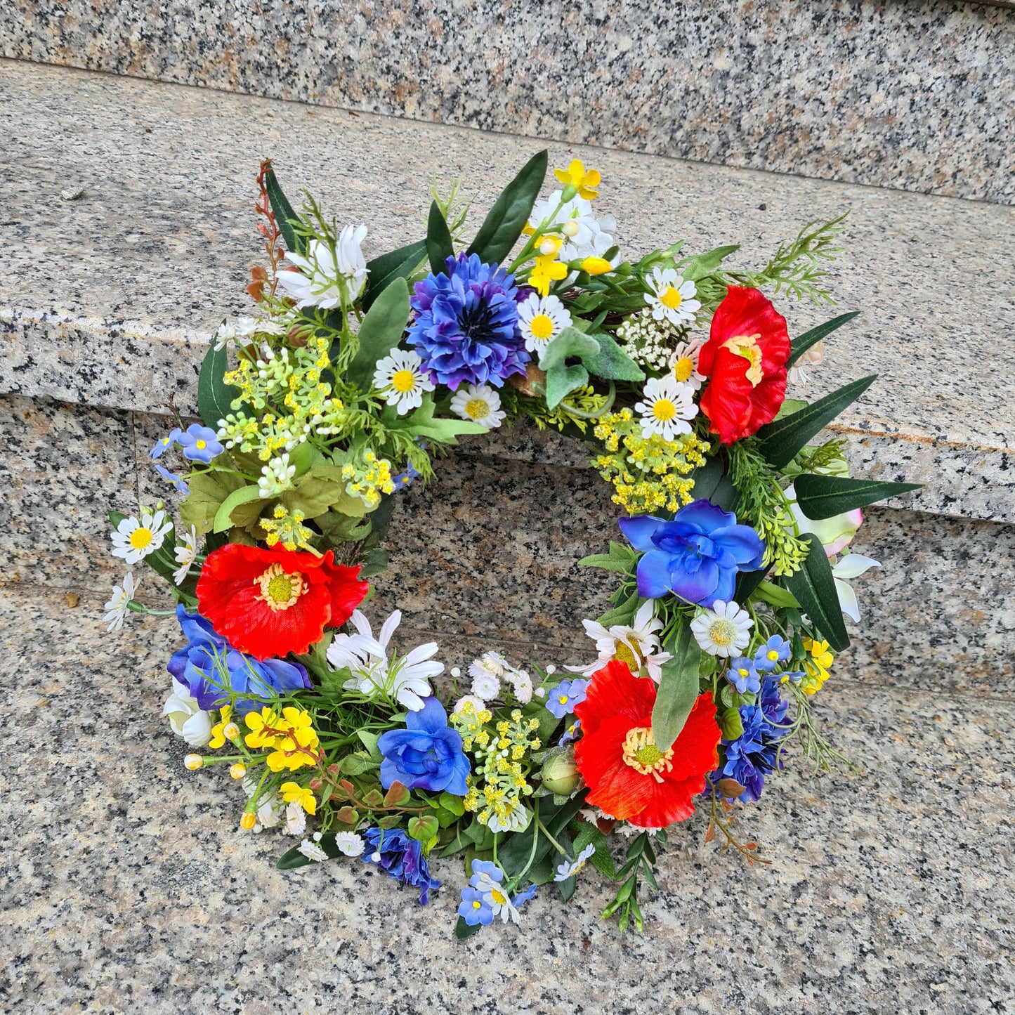 Kranz aus Feld- und Wiesenblumen