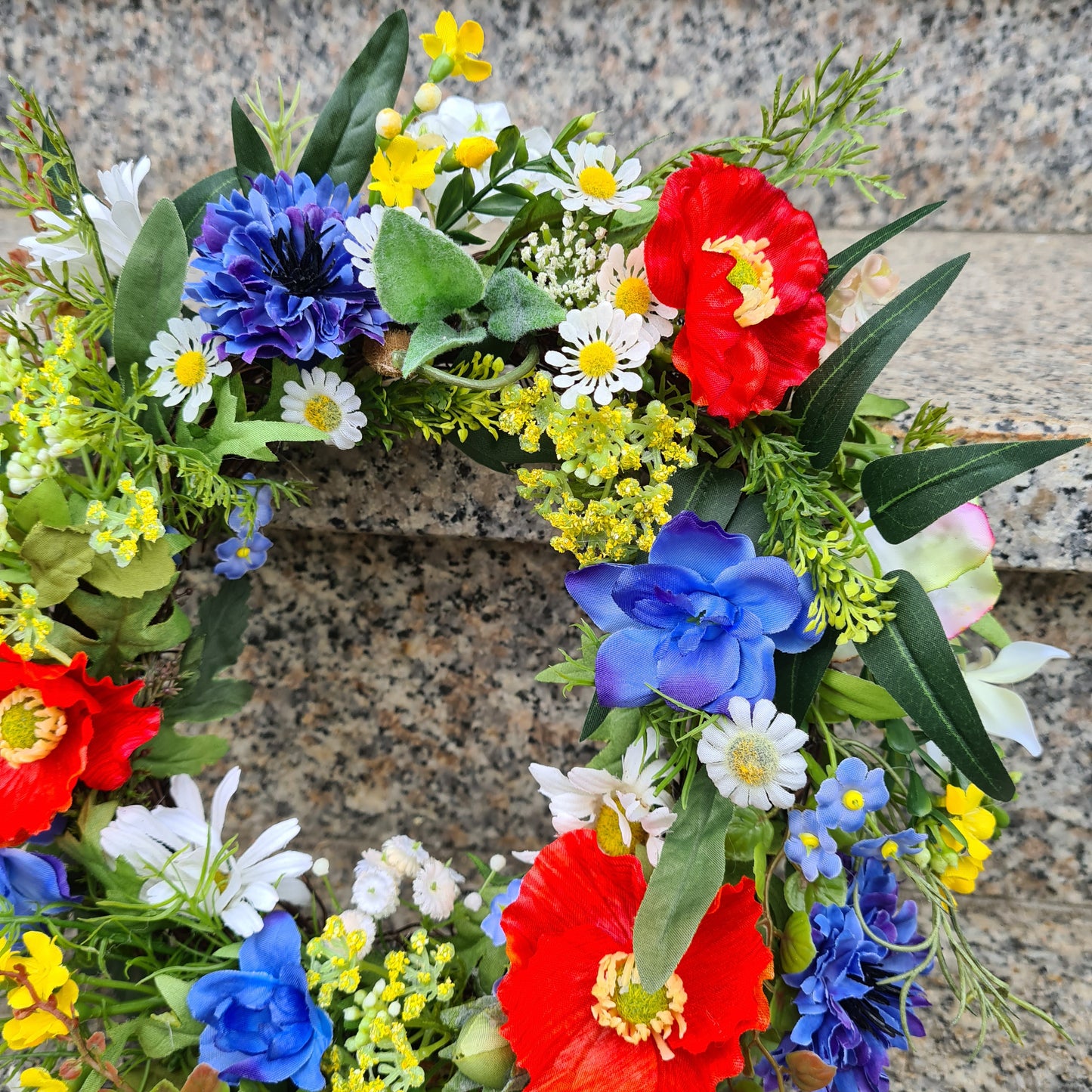 Kranz aus Feld- und Wiesenblumen