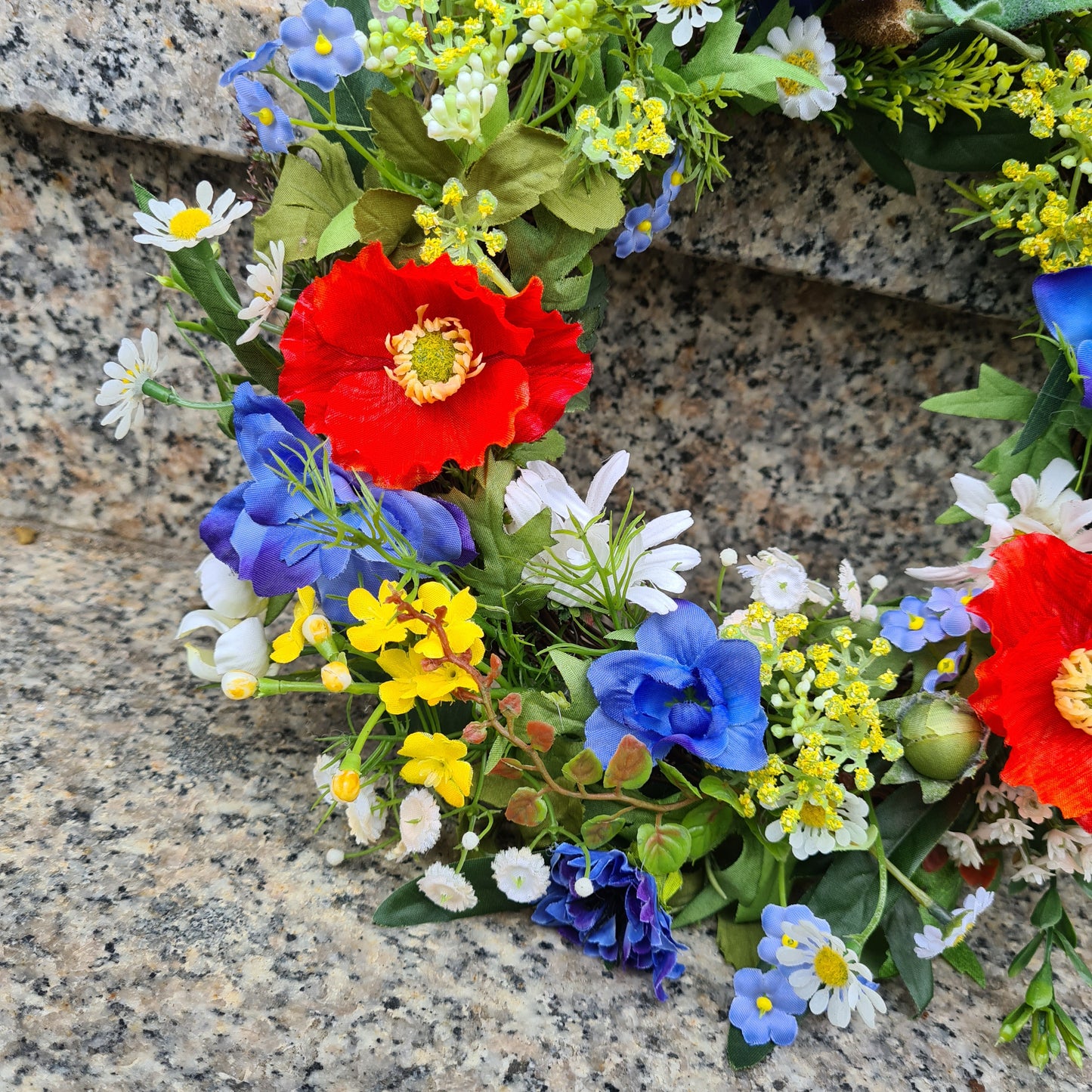 Kranz aus Feld- und Wiesenblumen